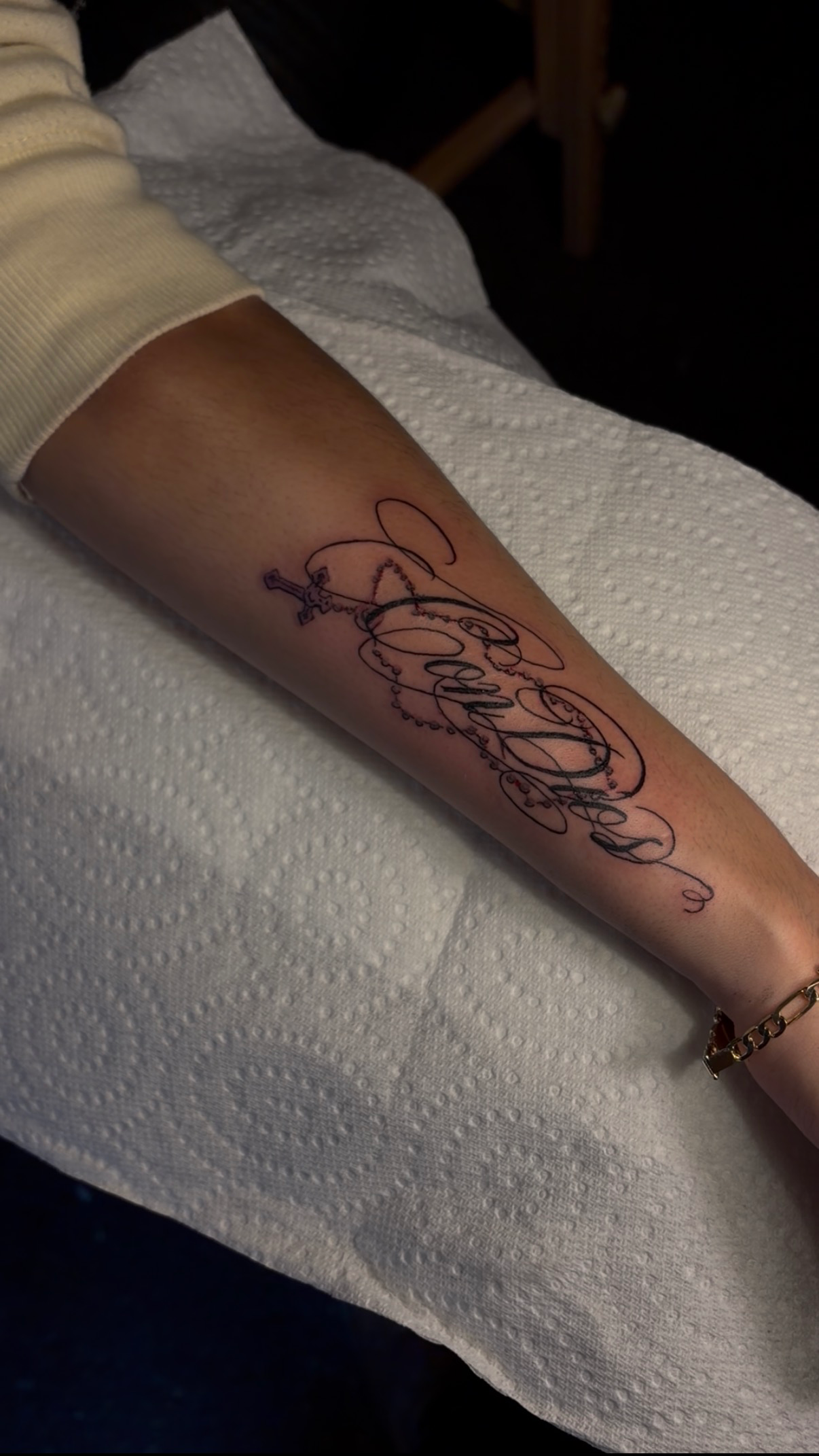 Con Dios script lettering with rosary forearm tattoo