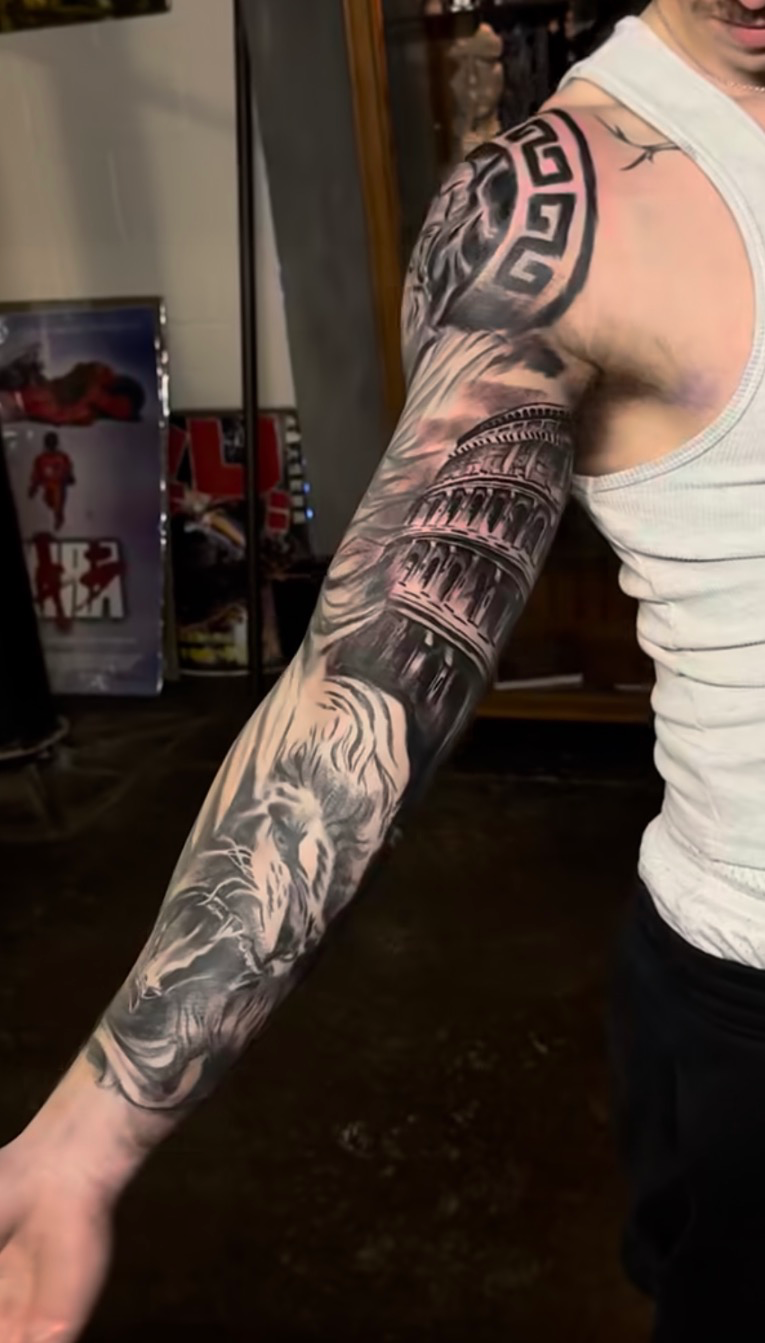 Roman statue, Colosseum and lion full sleeve tattoo